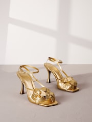 Gold - Signature Ledersandalen mit Blumenverzierung und Absatz - Bild 1 von 6