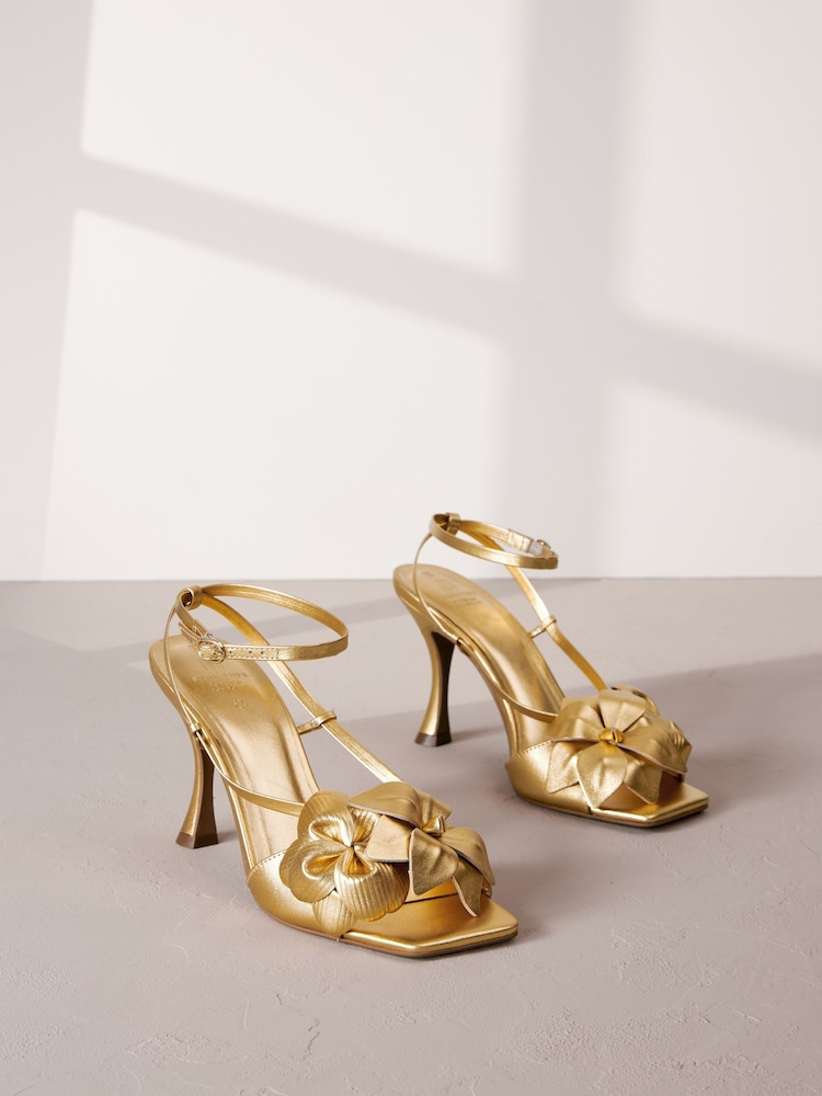 Gold - Signature Ledersandalen mit Blumenverzierung und Absatz - Bild 1 von 6