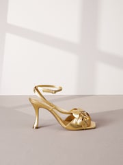 Gold - Signature Ledersandalen mit Blumenverzierung und Absatz - Bild 2 von 6