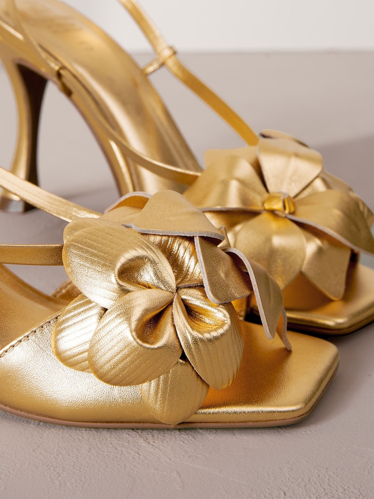 Gold - Signature Ledersandalen mit Blumenverzierung und Absatz - Bild 6 von 6