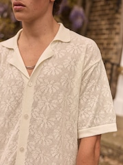 Uredi bež bela cvet - Relaxed Crochet z gumbi po celotni dolžnosti 100% Cotton srajce - Slika 1 iz 7