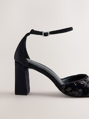 أسود - Forever Comfort® Sequin Block Sandals - صورة 3 من 5