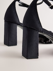 أسود - Forever Comfort® Sequin Block Sandals - صورة 5 من 5
