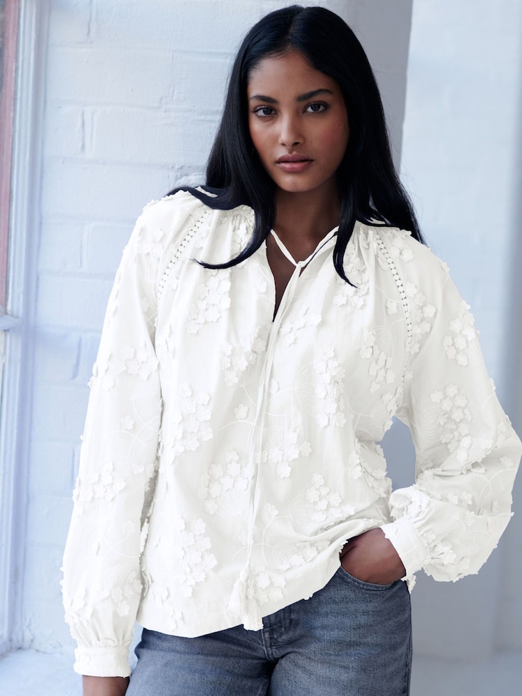 Weiß - Bluse mit Schluppe und Blumenmuste - Bild 2 von 6 Weiß - Bluse mit Schluppe und Blumenmuste - Bild 2 von 6
