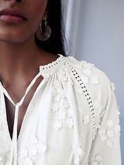 Weiß - Bluse mit Schluppe und Blumenmuste - Bild 3 von 6