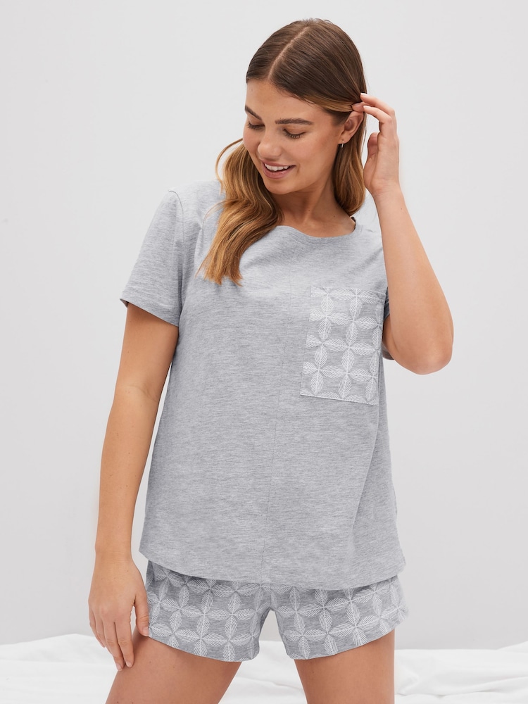 Grau mit geometrischem Muster - 100% Kurzer Pyjama aus Baumwolle - Bild 1 von 7 Grau mit geometrischem Muster - 100% Kurzer Pyjama aus Baumwolle - Bild 1 von 7
