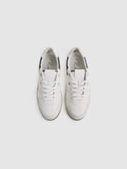 Zapatillas de deporte de cordones con diseño colourblock de cuero Astor de Reiss - Imagen 3 de 6