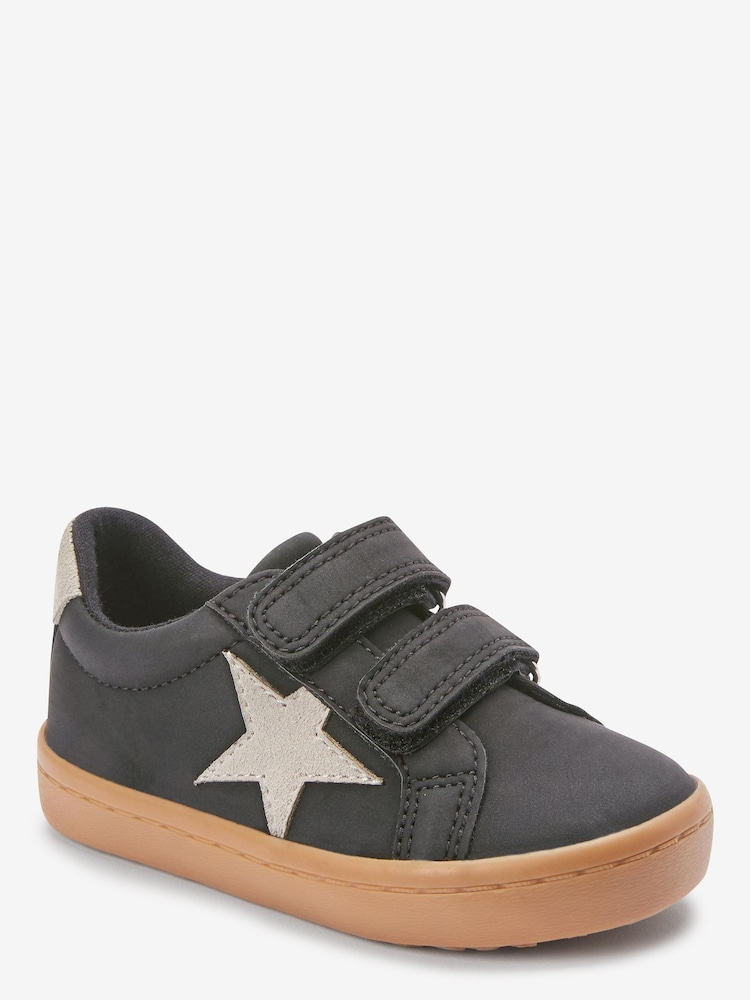 Schwarz - Turnschuhe mit Klettverschluss und Sternmotiv - Bild 1 von 3 Schwarz - Turnschuhe mit Klettverschluss und Sternmotiv - Bild 1 von 3