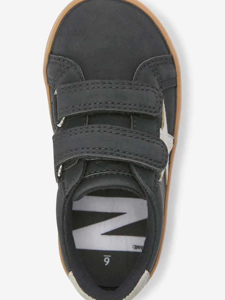 Schwarz - Turnschuhe mit Klettverschluss und Sternmotiv - Bild 2 von 3 Schwarz - Turnschuhe mit Klettverschluss und Sternmotiv - Bild 2 von 3