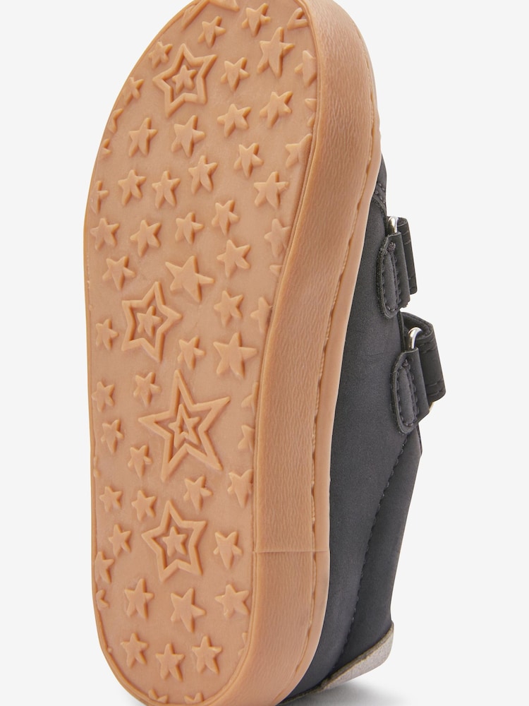 Schwarz - Turnschuhe mit Klettverschluss und Sternmotiv - Bild 3 von 3 Schwarz - Turnschuhe mit Klettverschluss und Sternmotiv - Bild 3 von 3
