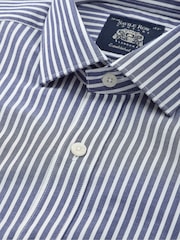 Camisa de vestir de popelina de algodón a rayas con puños sencillos y corte tradicional de Savile Row Company - Imagen 2 de 3