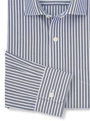 Camisa de vestir de popelina de algodón a rayas con puños sencillos y corte tradicional de Savile Row Company - Imagen 3 de 3