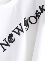 Белый с надписью "New York" - Футболка свободного кроя с короткими рукавами и принтом (3-16лет) - Изображение 3 из 3