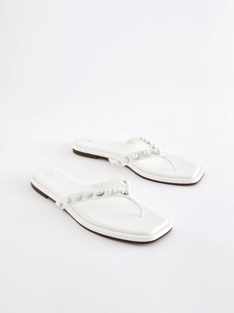 Weiß - Zehentrenner-Sandalen mit Schimmereffekt - Bild 1 von 5 Weiß - Zehentrenner-Sandalen mit Schimmereffekt - Bild 1 von 5