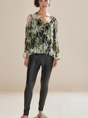 Ecru/Creme/Blumenmuster - Langärmelige Bluse mit V-Ausschnitt - Bild 2 von 4