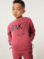 أحمر عنابي - طقم سترة وبنطلون رياضي (0-6سنوات) طباعة أحرف Baker by Ted Baker - Image 3 of 11
