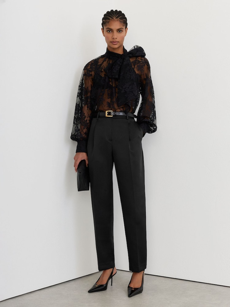 Schwarz - Reiss Ellen Taper Satin Single-Pleat Tapered Trousers - Bild 1 von 7 Schwarz - Reiss Ellen Taper Satin Single-Pleat Tapered Trousers - Bild 1 von 7