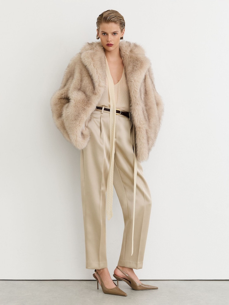 Champagner/Neutral - Reiss Ellen Taper Satin Single-Pleat Tapered Trousers - Bild 1 von 7 Champagner/Neutral - Reiss Ellen Taper Satin Single-Pleat Tapered Trousers - Bild 1 von 7