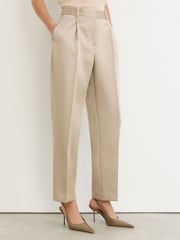 Champagner/Neutral - Reiss Ellen Taper Satin Single-Pleat Tapered Trousers - Bild 3 von 7