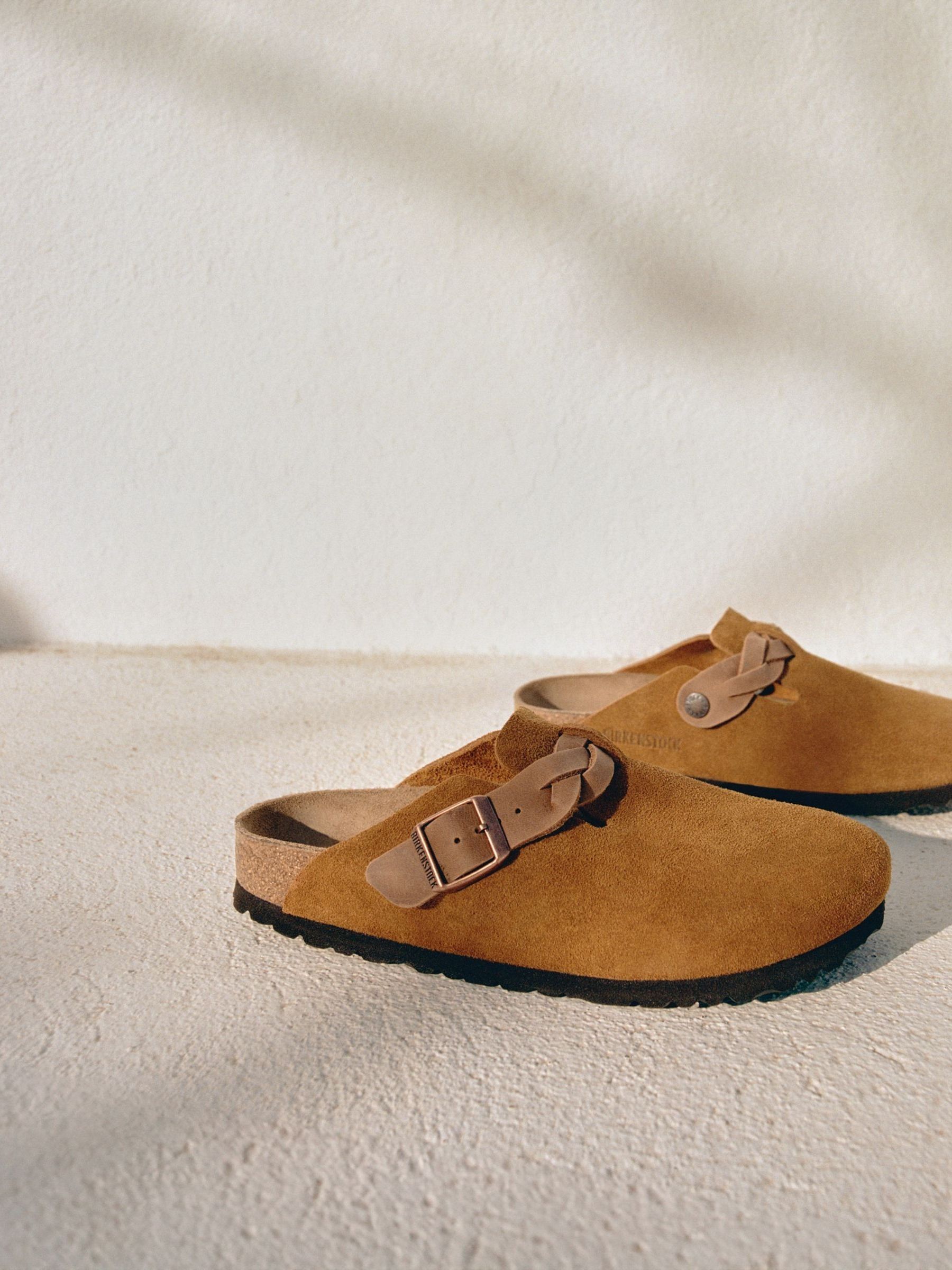 Kaufe Sie Braun Birkenstock Boston Clogs aus geflochtenem Veloursleder bei Next Deutschland