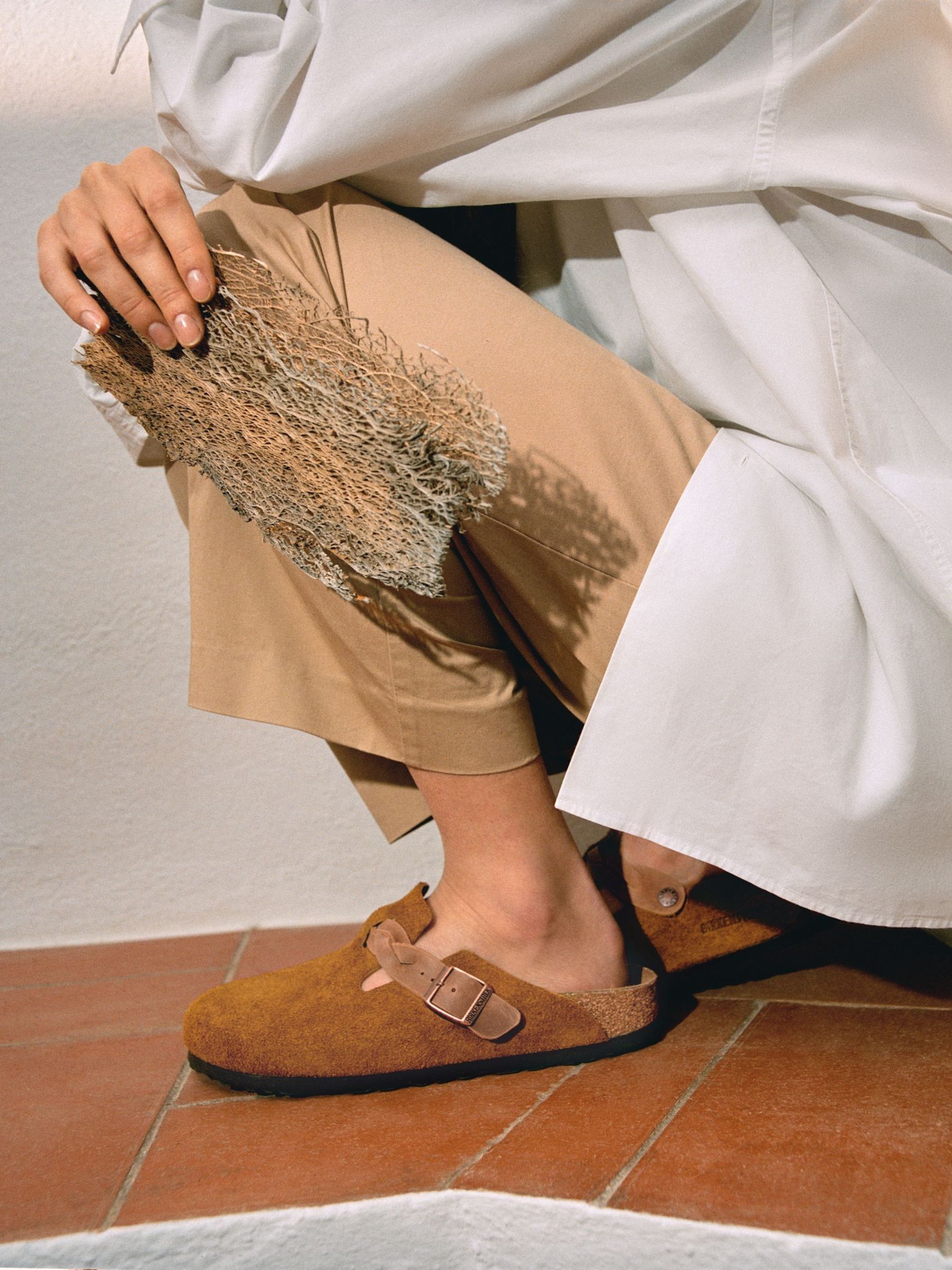 Kaufe Sie Braun Birkenstock Boston Clogs aus geflochtenem Veloursleder bei Next Deutschland