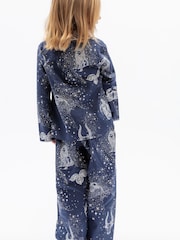 Diseño zodiacal en azul - Conjunto de pijama de manga larga estampado de Cyberjammies - Imagen 3 de 4
