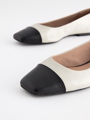 Bela/črna kapa s konico kosti - Usnjene balerinke s kapo Forever Comfort® - Slika 6 iz 8