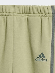 طقم بنطلون رياضي مزين بطبعة بالكامل للأطفال من مجموعة Essentials من adidas - صورة 5 من 7