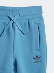 أزرق - طقم بدلة رياضية بحافة رقبة مستديرة من adidas - صورة 4 من 7