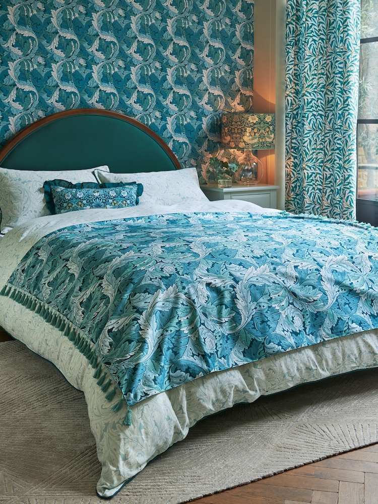Clarke & Clarke Green William Morris Acanthus Velvet 100% Cotton Throw - Image 2 of 3