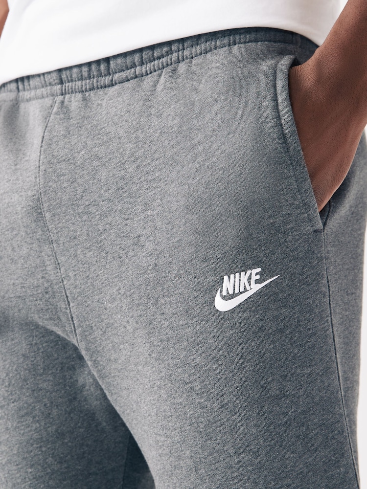 Dunkelgrau - Nike Club Jogginghose - Bild 7 von 7 Dunkelgrau - Nike Club Jogginghose - Bild 7 von 7