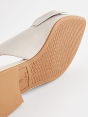 Kost nevtralna - Usnjeni koničasti čevlji s pentljo in paščkom čez peto Forever Comfort® - Slika 7 iz 7