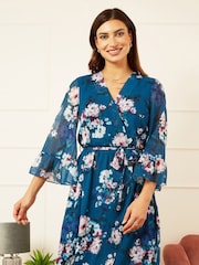 Yumi Midikleid mit Aquarellblumenmuster und abfallendem Saum - Bild 4 von 5
