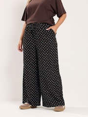 Pantalones de pernera ancha con estampado de lunares de Yours Curve - Imagen 1 de 6