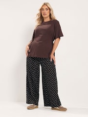 Pantalones de pernera ancha con estampado de lunares de Yours Curve - Imagen 2 de 6