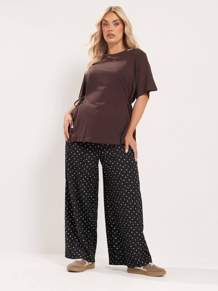 Pantalones de pernera ancha con estampado de lunares de Yours Curve - Imagen 2 de 6 Pantalones de pernera ancha con estampado de lunares de Yours Curve - Imagen 2 de 6