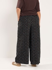 Pantalones de pernera ancha con estampado de lunares de Yours Curve - Imagen 3 de 6