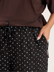 Pantalones de pernera ancha con estampado de lunares de Yours Curve - Imagen 4 de 6