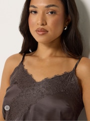 Braun - PixieGirl Petite Self Lace Satin Asymmetric Dress - Bild 4 von 6