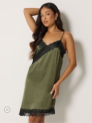 Grün - PixieGirl Petite Self Lace Satin Asymmetric Dress - Bild 1 von 7