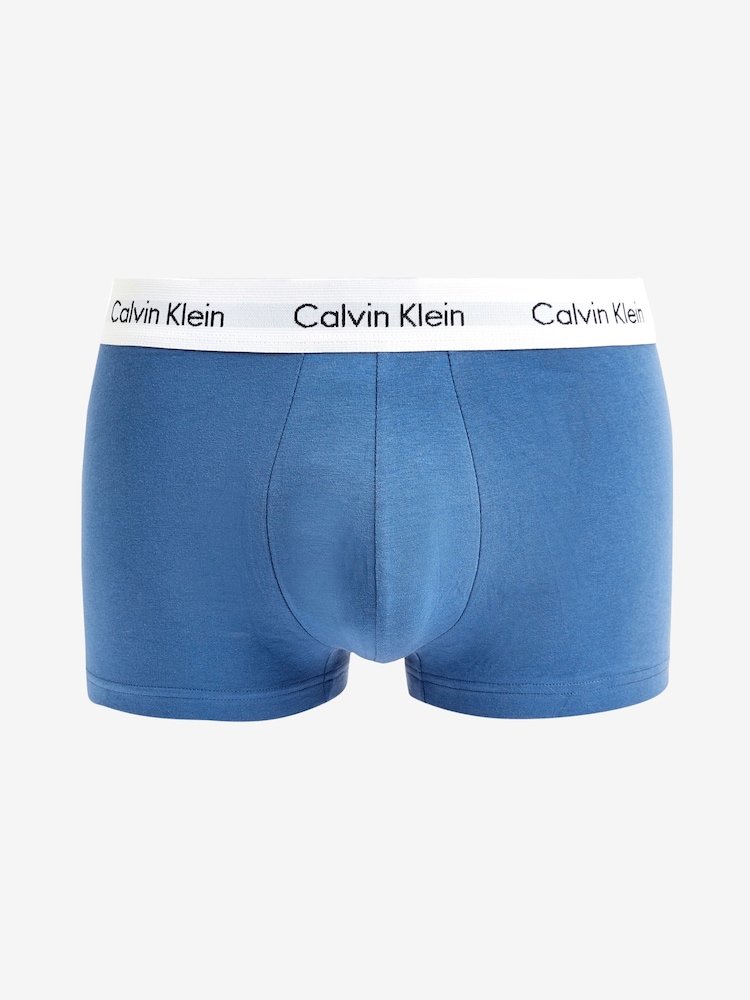 أزرق/أبيض - حزمة من 3 بوكسرات بخصر منخفض من Calvin Klein - صورة 2 من 4 أزرق/أبيض - حزمة من 3 بوكسرات بخصر منخفض من Calvin Klein - صورة 2 من 4