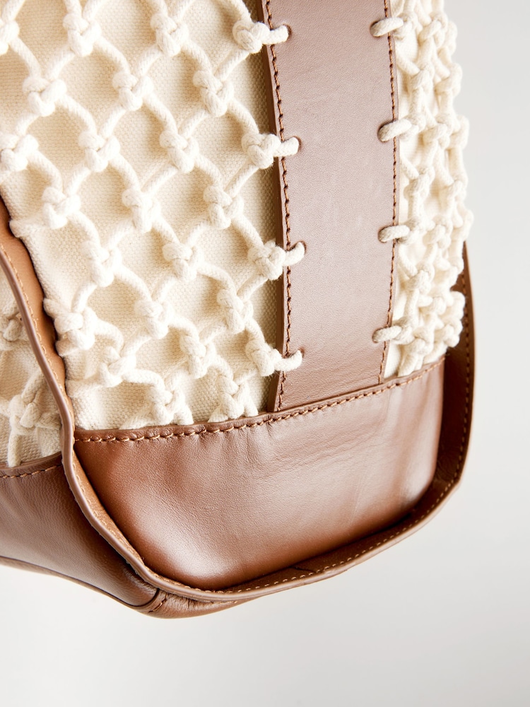 Hellbraun - Schultertasche aus Leder mit Knotendetail - Bild 9 von 9 Hellbraun - Schultertasche aus Leder mit Knotendetail - Bild 9 von 9