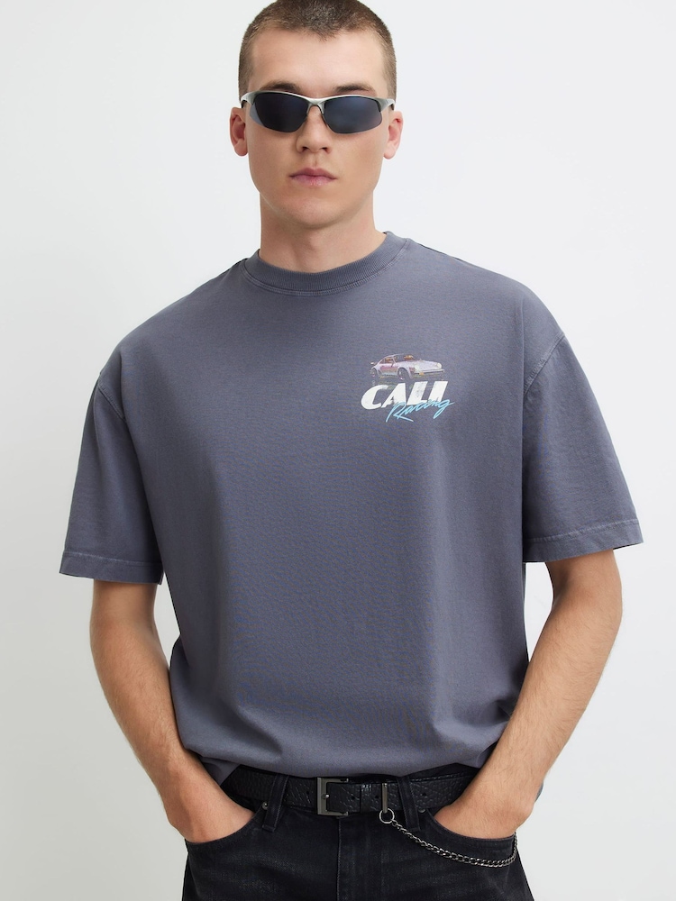 تيشرت تصميم Cali Car تلبيس واسع من River Island - صورة 2 من 4 تيشرت تصميم Cali Car تلبيس واسع من River Island - صورة 2 من 4