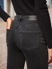 Verwaschenes Schwarz - Gemütliche gebürstete Bootcut-Jeans​​​​​​​ - Bild 4 von 10