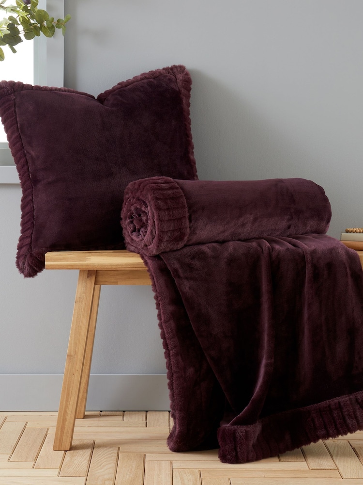 Catherine Lansfield Velvet And Faux Fur Soft and Cosy Throw - Image 4 of 4 Catherine Lansfield Velvet And Faux Fur Soft and Cosy Throw - Image 4 of 4
