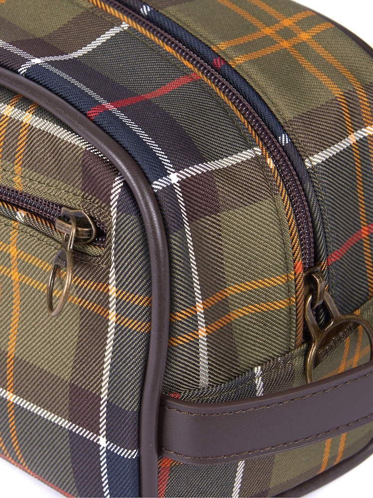 حقيبة مشمّع لمستلزمات العناية الشخصية من Barbour® - صورة 4 من 4 حقيبة مشمّع لمستلزمات العناية الشخصية من Barbour® - صورة 4 من 4