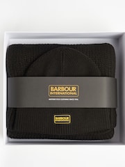 أسود - طقم هدايا يأتي في علبة مكوّن من قبعة Sweeper Legacy مضلَّعة ووشاح من Barbour® International - صورة 3 من 5