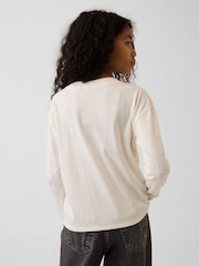 Baltā Pelnrušķīte - Liela izmēra, apvelkams, fliteriem rotāts T-krekls ar Gap logotipu (4–13gadi) - Attēls 2 no 4