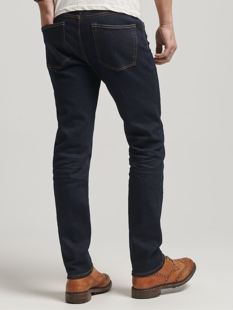 أزرق - بنطلون جينز ضيق من القطن 100% تشكيلة Merchant من Superdry - صورة 2 من 9 أزرق - بنطلون جينز ضيق من القطن 100% تشكيلة Merchant من Superdry - صورة 2 من 9