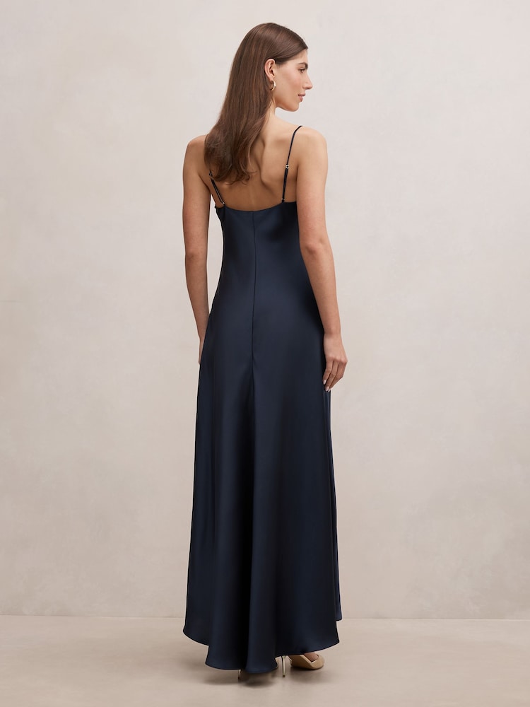 Forever New Tilesha Vestido maxi com decote drapeado em cetim - Imagem 2 de 4 Forever New Tilesha Vestido maxi com decote drapeado em cetim - Imagem 2 de 4